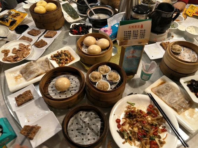 柳州市云顶餐厅喝早茶大概多少钱？有?Z阁餐厅包厢收费吗