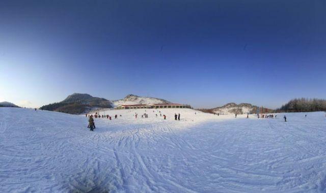 长治神农滑雪场和亚布洛尼哪个好?神农滑雪场收费-图3 长治神农滑雪场和亚布洛尼哪个好?神农滑雪场收费-图3