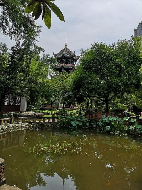 成都这城市怎么样？适合外地人居住嘛？成都望江楼公园停车收费吗