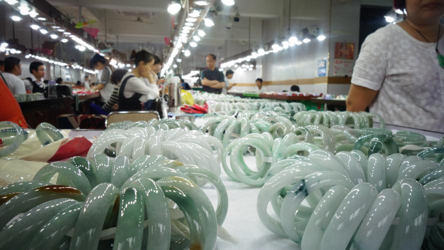 平洲玉器街买玉攻略?平洲玉器街停车场如何收费-图1 平洲玉器街买玉攻略?平洲玉器街停车场如何收费-图1