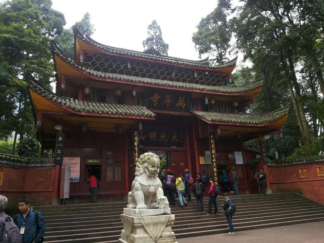 峨眉山万年寺门票是否有免票？隆安游玩景点收费如何