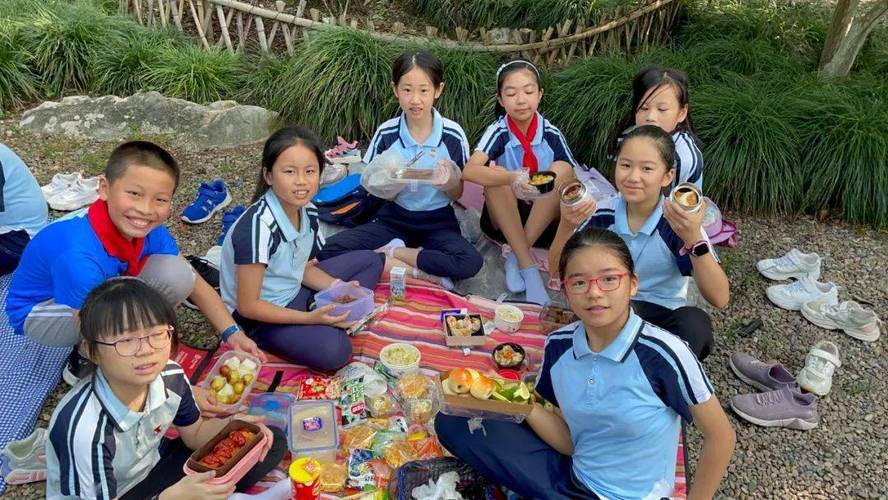 学生春游带什么午餐最方便?小学生秋游收费标准-图1 学生春游带什么午餐最方便?小学生秋游收费标准-图1