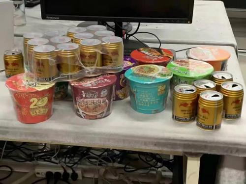 宾馆里面的东西可以用吗?什么方便面，红牛之类的，要单独收费吗？酒店里的方便面收费吗