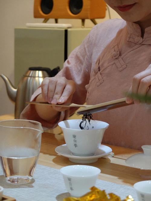 请问去茶馆喝茶一般是怎么算钱的？是按照喝什么茶，喝了多少然后加上服务费算吗？有谁能说说具体的呀？谢？茶室品茶一般怎么收费