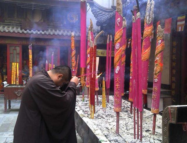 去寺庙烧香是先磕头还是先插香?寺庙磕头收费-图2 去寺庙烧香是先磕头还是先插香?寺庙磕头收费-图2