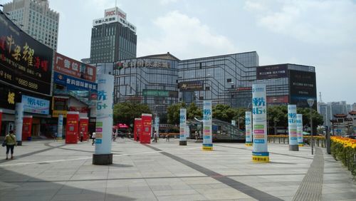 宁波天一广场旁边有什么娱乐场所？宁波影都门口停车怎么收费