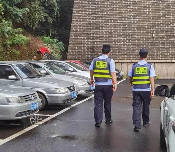 交警队停车场周六周日上班吗？交警队停车场收费吗