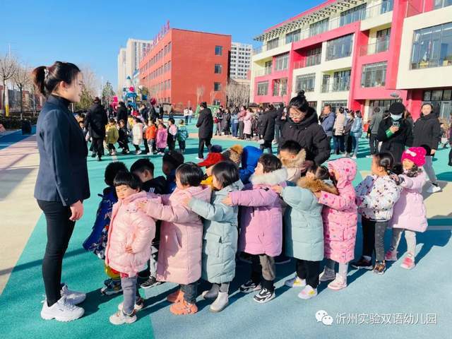 忻州市哪个幼儿园好些?偏向学生少小班教育的，高档一些。只要学校师资力量雄厚，软硬件设施好就行？忻州康乐小学收费