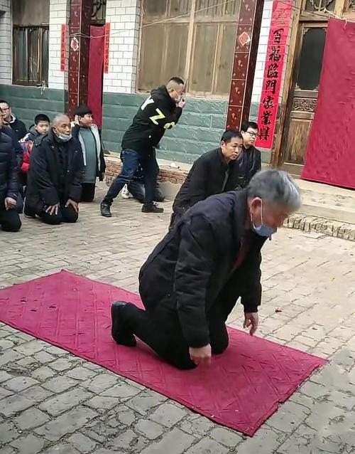 山东人拜年磕头的正规姿势?宁阳殡仪馆办丧事收费-图2 山东人拜年磕头的正规姿势?宁阳殡仪馆办丧事收费-图2