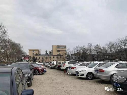 开车去衢州中专停车方便吗，附近有停车场吗？衢州路边停车收费