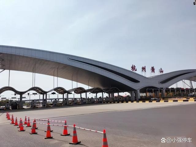 杭州萧山机场至德清县武康镇夜间十二点坐出租车大概要多少钱？德清停车收费