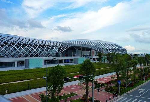 深圳春茧体育馆跟大运哪个大？深圳湾篮球场收费标准