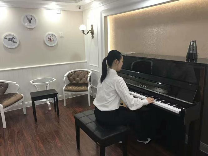 巴洛克钢琴是哪的？姜杰钢琴培训收费标准