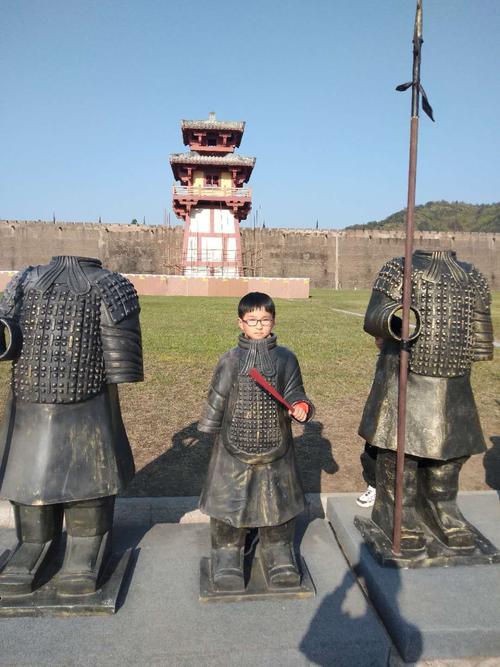 横店有没有古代盔甲和兵器卖,价格怎么样?横店穿古装收费-图3 横店有没有古代盔甲和兵器卖,价格怎么样?横店穿古装收费-图3