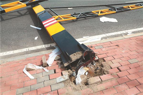 黄河大道资料?黄岛收费站撞断杆跑了-图2 黄河大道资料?黄岛收费站撞断杆跑了-图2