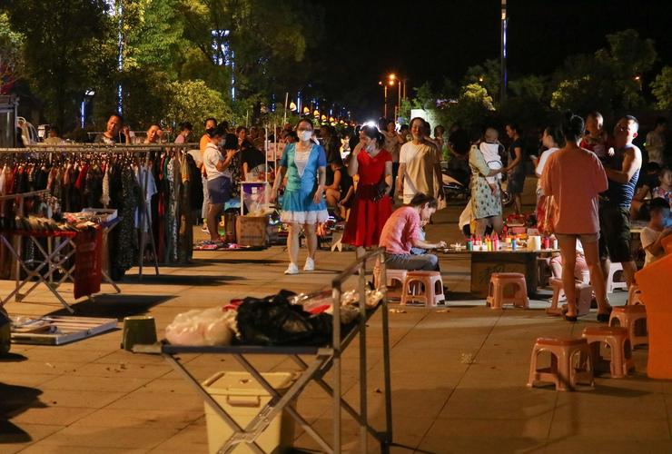 宜宾时代有摆地摊的吗?木兰文化广场摆摊 收费-图2 宜宾时代有摆地摊的吗?木兰文化广场摆摊 收费-图2
