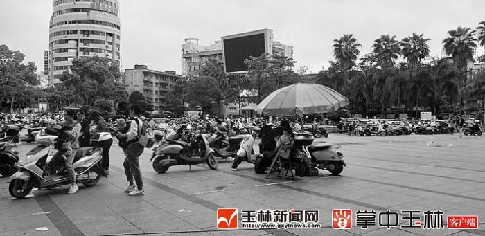 玉林允许摆摊的地方?玉林南城百货停车收费-图3 玉林允许摆摊的地方?玉林南城百货停车收费-图3