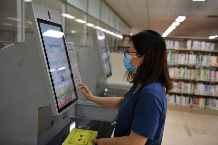 深圳龙岗书城图书馆小学生办借书证怎么办的?收费吗?一个人办可以两个人用吗?一次能借多少书?能看多久？龙岗书城要收费吗
