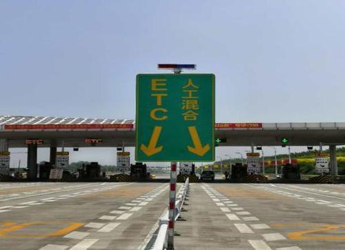 高速公路出口和入口标识的区别？奥地利 收费站