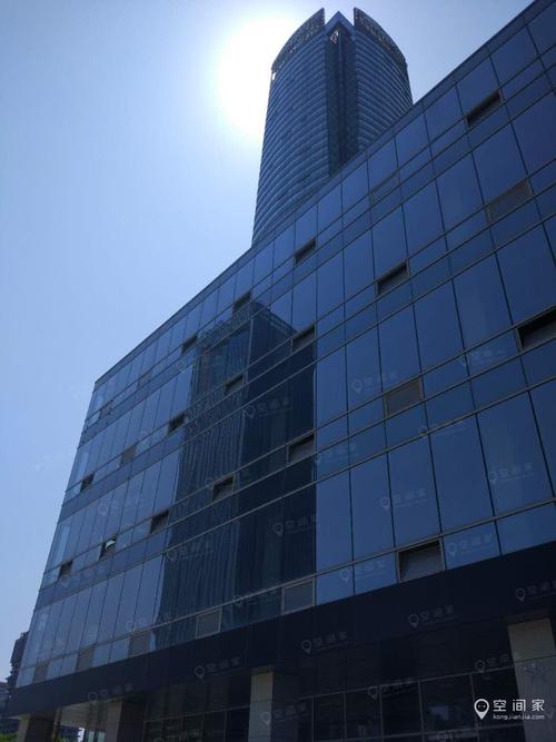 南京哪些写字楼属于高档写字楼，租金大概多少？南京新地中心停车收费
