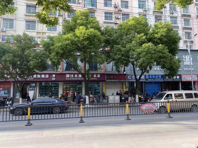 请问鹰潭火车站附近有大型超市吗？鹰潭沃尔玛停车收费吗