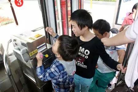 坐长途车携带两岁小孩要买票吗？两岁小孩坐大巴收费吗