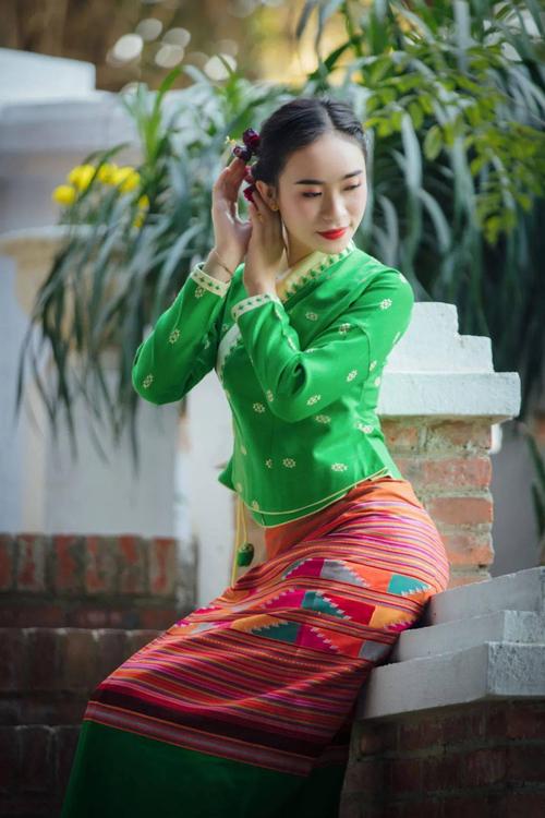 去泰国游玩，和小姐云雨过后我问「姑娘也就18吧？」姑娘笑答「呵呵，你只说对了一半」「难道你36了？泰国小姐怎么收费