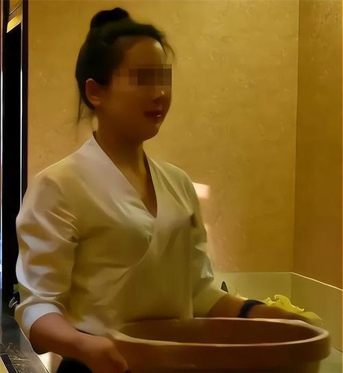 女裸父画，炒作还是艺术？自由东方洗浴按摩收费