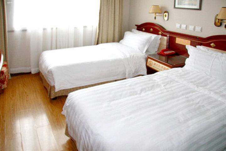 宾馆住标准间是按床位收费还是按房间收费？住旅店怎么收费