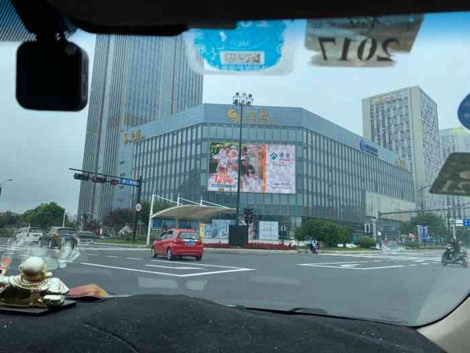 盐城北金鹰几点开门？盐城南金鹰停车收费么
