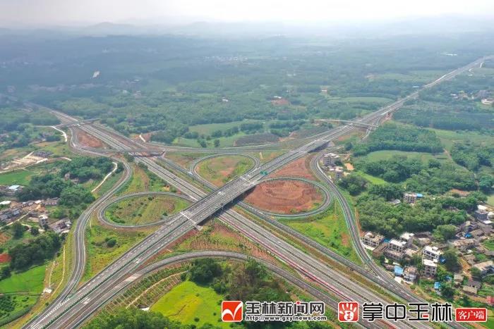 南湛高速公路有几个出入口？广东与广西交界的收费站什么地方