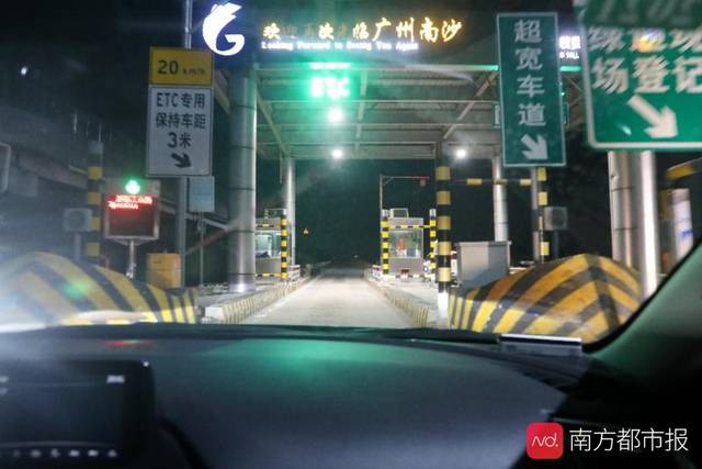 广州龙洞收费站出口的红绿灯有没有拍照的？广东夜间收费站图片