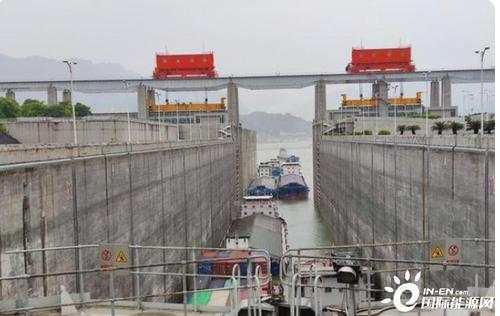 三峡船闸能通过最大的船吨位?过三峡船闸收费吗-图2 三峡船闸能通过最大的船吨位?过三峡船闸收费吗-图2