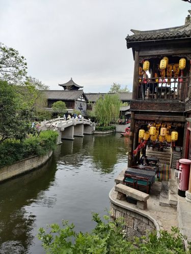 自驾到台儿庄古城为什都是到停车场,怎么再去古城呢?有路线么？台儿庄停车收费吗