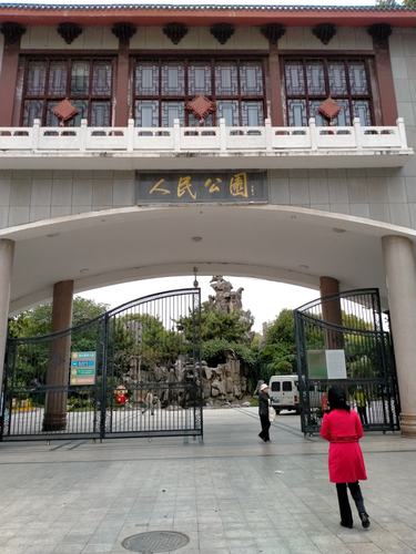 郑州人民公园停车方便吗？郑州停车一天收费多少