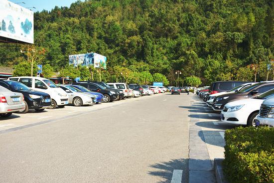 橘子洲小火车导游证免票吗？黄龙洞停车场收费