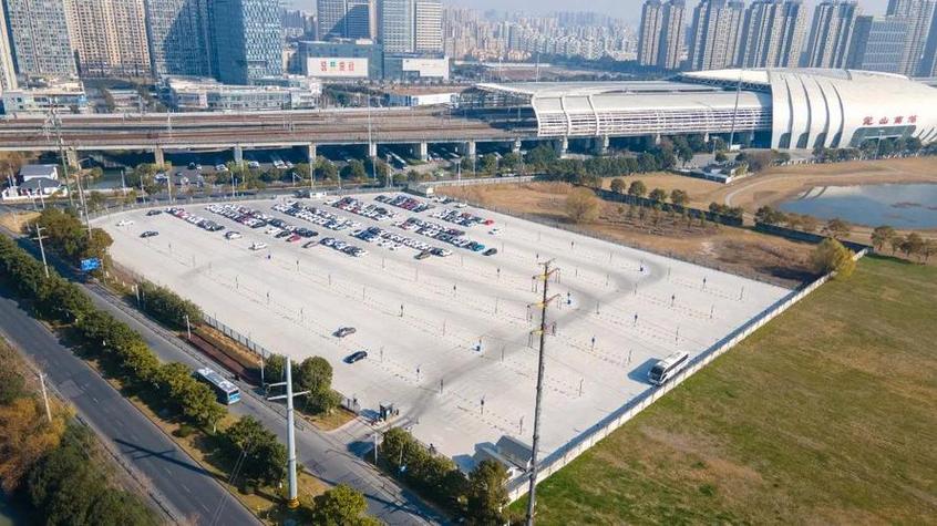 我去无锡东站乘高铁,把车放在停车场一星期,停车费多少?无锡东火车站附近停车场收费-图1 我去无锡东站乘高铁,把车放在停车场一星期,停车费多少?无锡东火车站附近停车场收费-图1