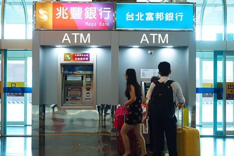 去台湾ATM取钱不用手续费的是哪些银行卡？台湾atm所属银行收费