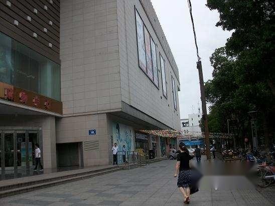 吴江哪里有卖衣服的商业街？吴江万亚停车怎么收费