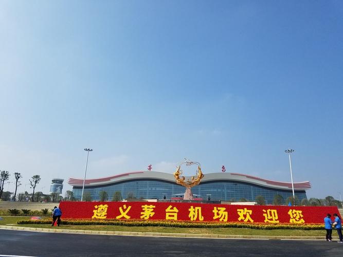 遵义市区到茅台机场如何坐车，有机场大巴吗？在哪里坐？遵义机场停车收费标准