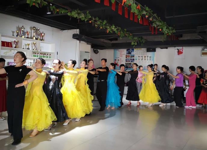 交谊舞会所怎么收费的啊?6号会所怎么收费-图2 交谊舞会所怎么收费的啊?6号会所怎么收费-图2