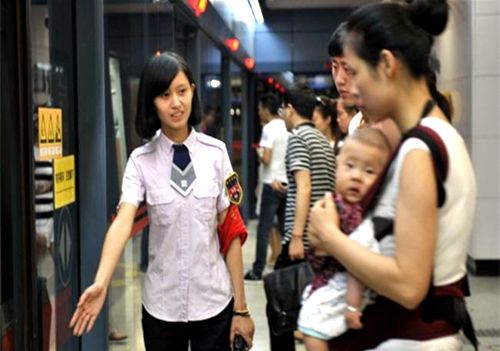 沈阳地铁售票员工作时间我听别人说上24小时休息24小时？地铁不是到晚上10点多不就结束了吗？求解答？地铁按时间收费么