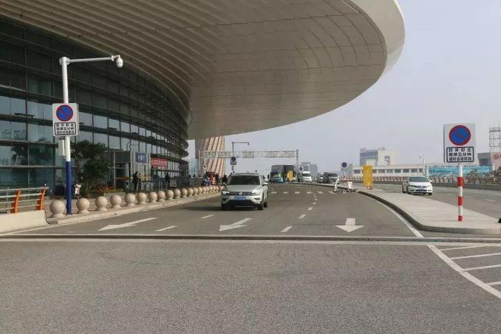 蓬莱机场接机怎么停车？蓬莱收费站旁边