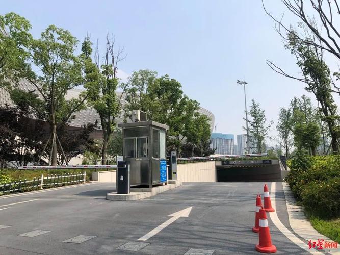 成都凤凰山地铁停车场还修吗？凤凰山停车场乱收费-图3