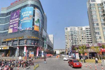 上海市南汇区惠南镇上有哪些大型的超市？惠南镇乐购停车收费吗