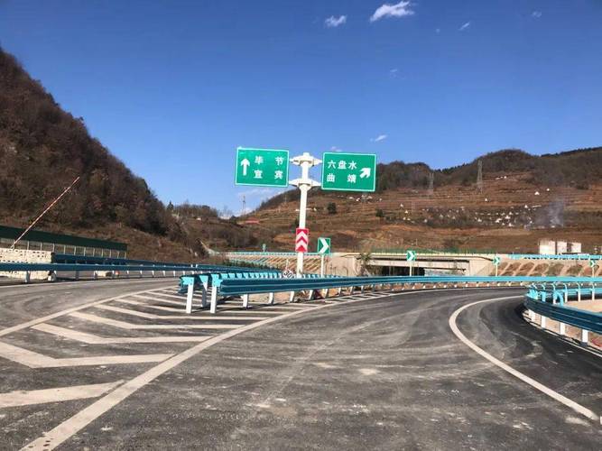 贵州盘县刘官镇有到鸡场坪的公交车或者小客吗，大概一个人多少钱？盘州收费站怎么样