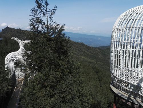 峨眉半山云中花岭位置是在峨眉山景区上面吗？峨眉云中花岭收费不