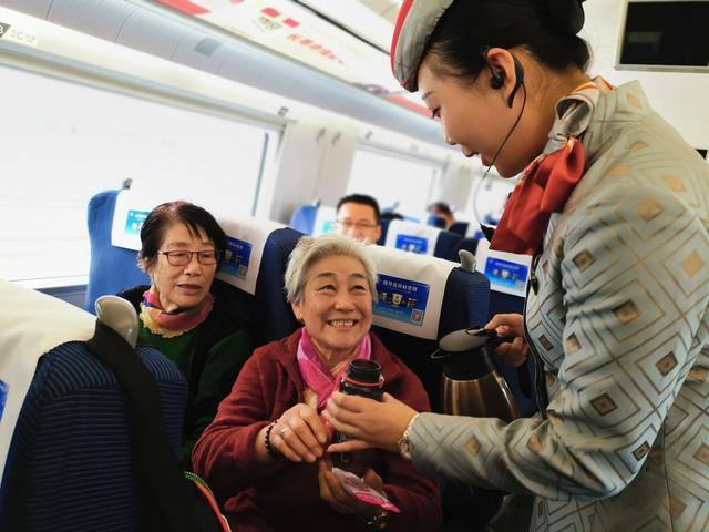 高铁70岁老人怎么收费?高铁是按什么收费标准-图1 高铁70岁老人怎么收费?高铁是按什么收费标准-图1