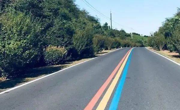 公路上的三色实线是什么意思?溧阳早教红黄蓝收费-图2 公路上的三色实线是什么意思?溧阳早教红黄蓝收费-图2