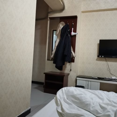凌晨2点入住宾馆，当天中午12点就算一天了吗？宾馆是先收费